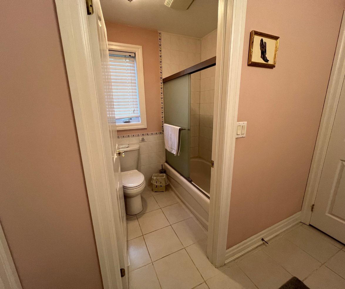 Bathroom with tub and toilet